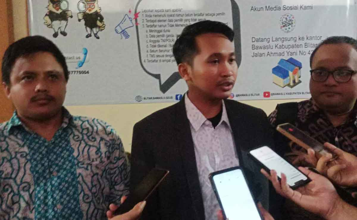 Gagal Debat Gegara Contekan, Kuasa Hukum Tim Paslon 01 Lapor ke Bawaslu Kabupaten Blitar