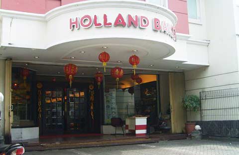 Salah satu gerai Holland Bakery yang diduga juga digunakan untuk proses produksi.