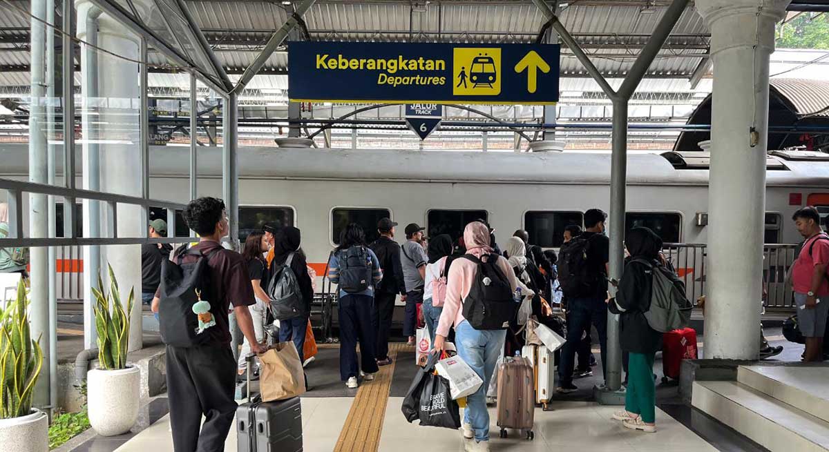 Suasana naik turun penumpang di salah satu stasiun kereta api.