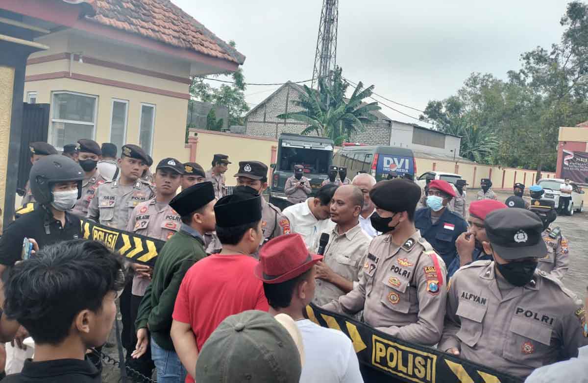 Polisi ketika memediasi massa aksi yang tergabung dalam Grapeksi saat menggelar demo di KPU Bangkalan.