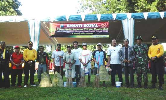 Anggota Polres Kediri saat melakukan Bhakti Sosial di Sendang Tirta Kamandanu desa Menang, Kecamatan Pagu, Kabupaten Kediri. foto: dendi martoni/BANGSAONLINE