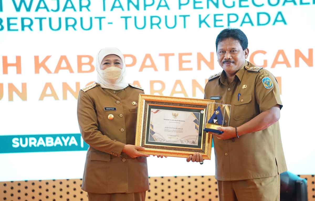 Gubernur Jawa Timur, Khofifah Indar Parawansa, saat menyerahkan penghargaan WTP kepada Plt Bupati Nganjuk, Marhaen Djumadi, di Hotel Bumi Surabaya.