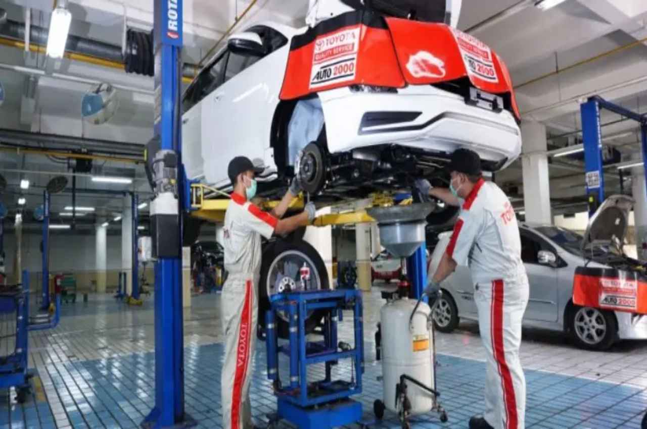 Foto: Mobil yang sedang di servis secara berkala