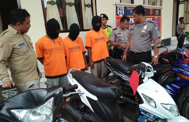 Ketiga pelaku dan barang buktisepedah motor saat press release di Mapolres Blitar Kota. foto: AKINA/ BANGSAONLIE