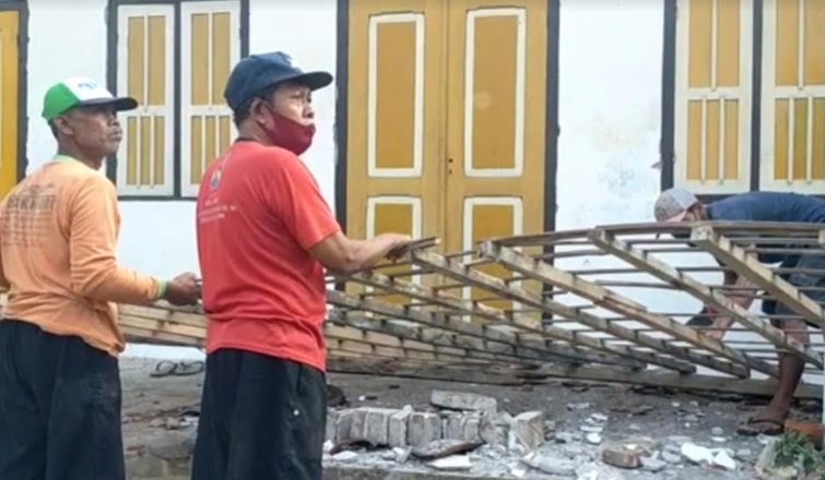 
Teras rumah warga Kecamatan Selopuro yang rusak akibat gempa.