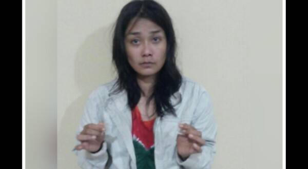 Tante Femmy saat menunjukkan sabu yang dibawanya.