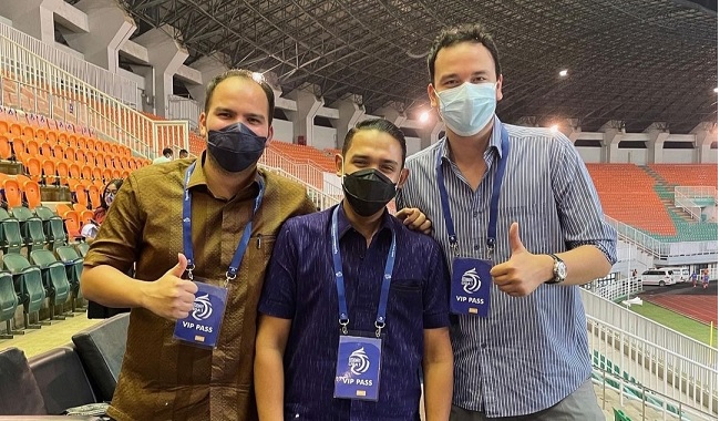 Andrew Wilkes, Abdul Hakim Bafagih (Presiden Persik Kediri), dan Alexander Wilkes. (Foto: Ist.)