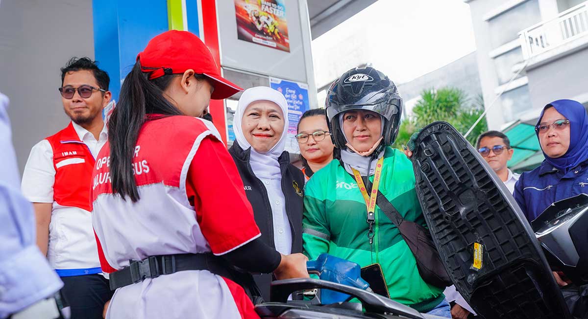 Gubernur Khofifah saat memantau penyaluran BBM gratis untuk pengemudi Ojol atau ojek online di Malang.