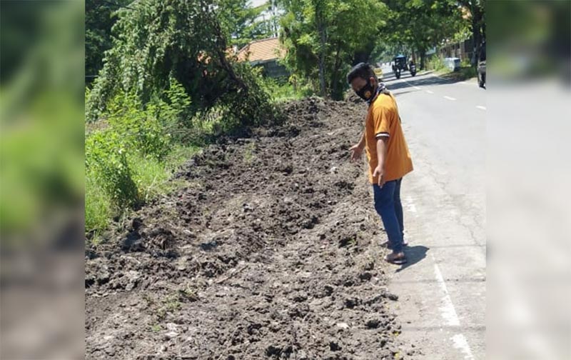 Salah satu aktivis LSM menunjukkan salah satu titik pengerukan tanah yang diduga tak sesuai spesifikasi.