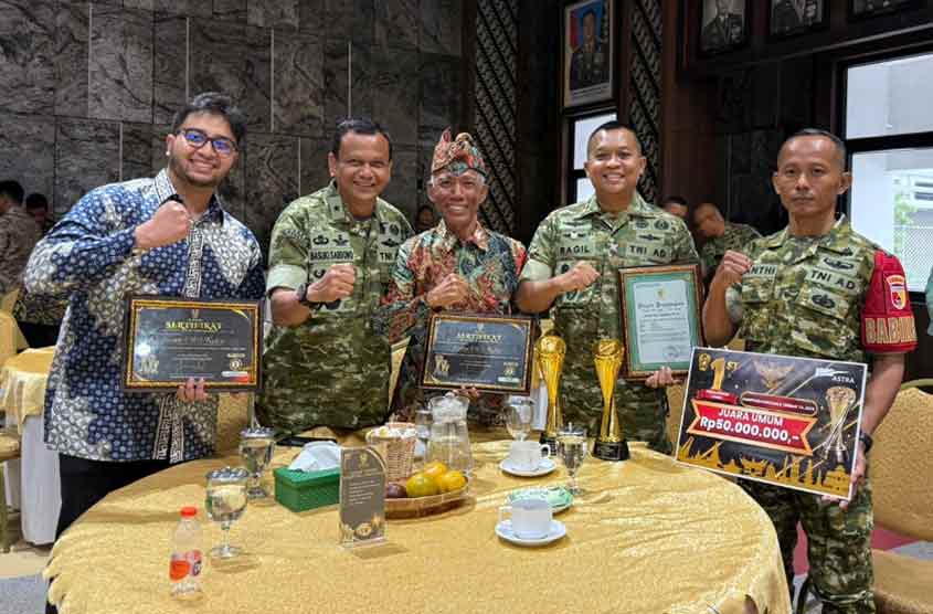 Dandim 0809/Kediri Letkol Inf Ragil Jaka Utama (2 dari kanan), didampingi Agus Cahyono (Kadis DPMPD Kabupaten Kediri) dan Sertu Kanti, Babinsa Desa Canggu (kanan). usai menerima penghargaan. (Ist)