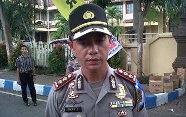 Kapolres Probolinggo, AKBP Iwan Setiawan, saat memberikan keterangan. (foto: andi/BANGSAONLINE)
