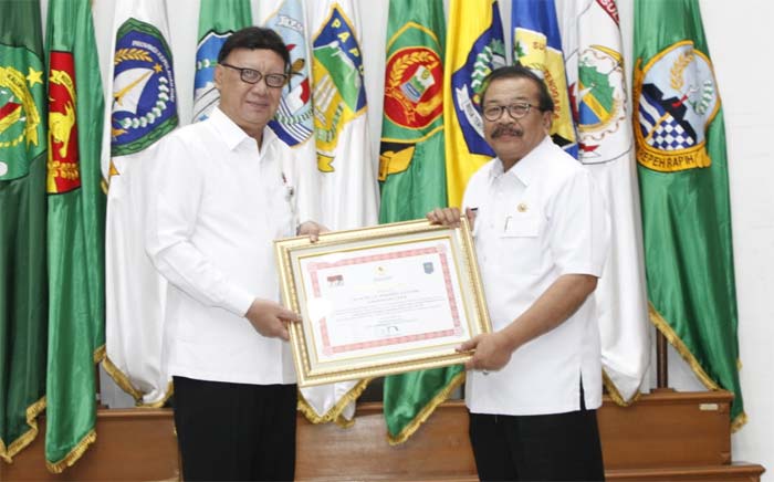 Menteri Dalam Negeri, Tjahjo Kumolo memberikan piagam penghargaan kepada Gubernur Jatim sebagai narasumber rapat koordinasi tersebut. foto: ist