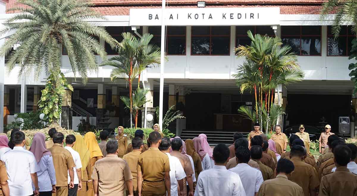 Wali Kota Kediri saat memimpin apel. Foto: Ist