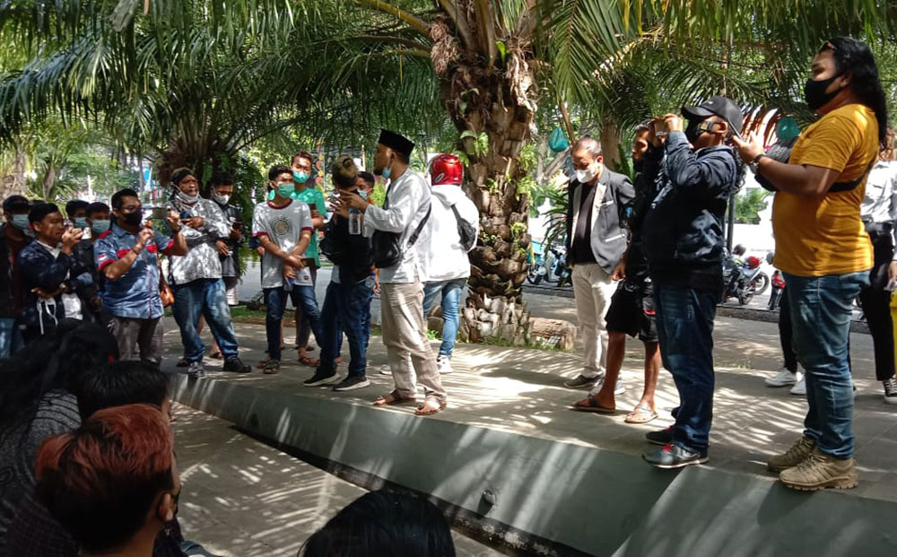 Puluhan pelaku dan pekerja seni budaya di Banyuwangi saat menggelar aksi damai di depan kantor Pemkab Banyuwangi, Kamis (5/8).