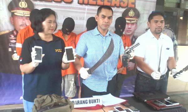 AKBP Singgamata, Kapolres Malang Kota, saat menggelar rilis di Mapolres Malang Kota, didampingi Kasubag Humas dan Kasat Reskrim. foto: iwan irawan/ HARIAN BANGSA