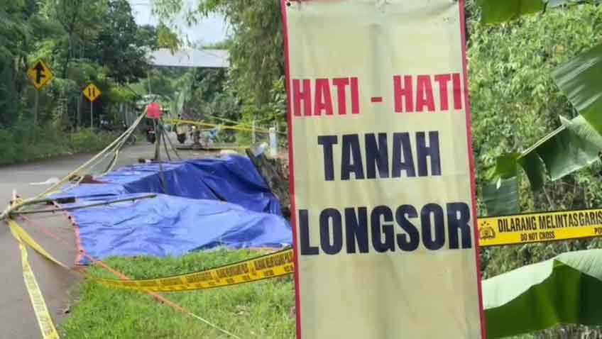 Dampak dari hujan ekstrem di Kabupaten Pasuruan, jalur wisata Nongkojajar menuju Gunung Bromo ambrol.