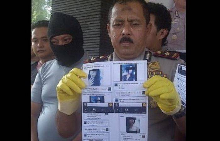 Wakapolres Husein menunjukkan beberapa print out percakapan antara Udin dan pelanggannya. (foto: gunadhi/BANGSAONLINE)