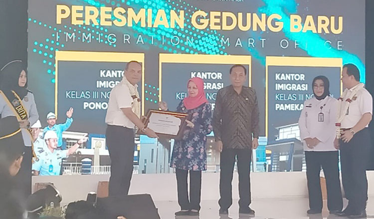 Bupati Haryanti Terima Penghargaan dari Menkumham Saat Peresmian Kantor Imigrasi Kediri