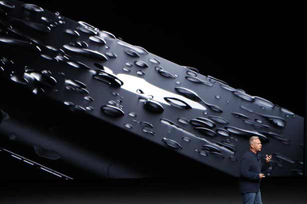 ?Senior Vice President Aplle Phil Schiller saat launching produk yang tahan air ini. foto: repro mirror.co.uk