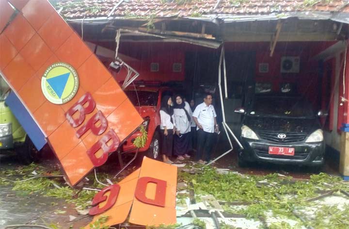 Kepala BPBD Gresik Tarso Sagito ketika melihat kantornya rusak tertimpa pohon. foto: SYUHUD/ BANGSAONLINE