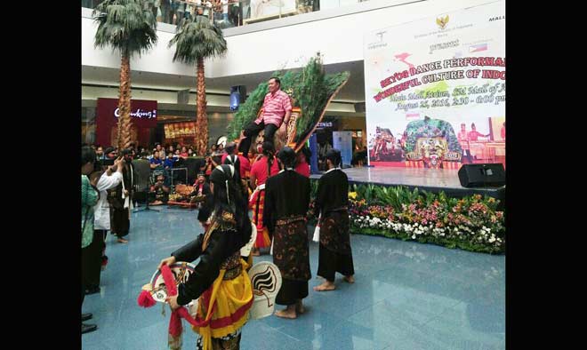 Duta Besar RI di Manila, HE Johny Lumintang didaulat naik di kepela reog di SM Mall of Asia, Manila, Filipina.