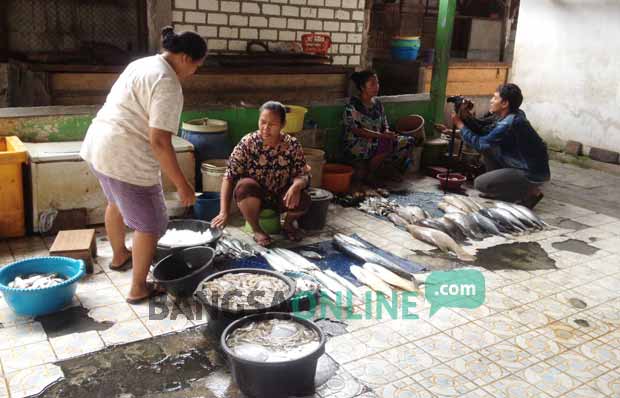 Pedagang ikan di TPI Karangsari Tuban saat menunggu pembeli. foto: GUNAWAN/ BANGSAONLINE
