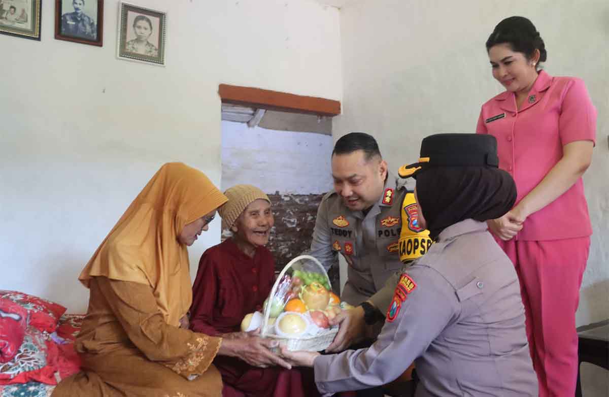 Bersama Ketua Bhayangkari, Kapolres Pasuruan Lakukan Anjangsana ke Purnawirawan dan Warakawuri