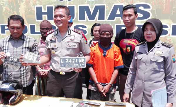 Polres Gresik ketika ekpos para begal motor. foto: syuhud/BANGSAONLINE
