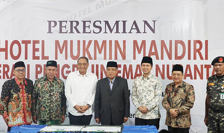 Wagub Jatim Emil Dardak bersama Menteri Koperasi dan UMKM, A.A.G.N. Pispayoga, Ketua Umum PBNU, KH. Said Aqil Siradj dan Ketua PWNU Jatim, KH. Marzuki Mustamar saat menghadiri peresmian Hotel Mukmin Mandiri dan Launching Koperasi Pengrajin Emas Nusantara di Jl. Perak Timur 404 Surabaya, Rabu (4/9). foto: ist