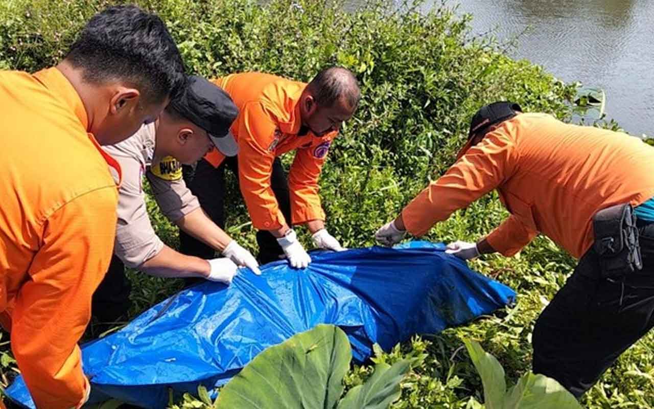 Proses evakuasi mayat tanpa identitas di bawah Jembatan Kanigoro, Desa Kanigoro, Kecamatan Pagelaran, Malang. Foto: Ist.