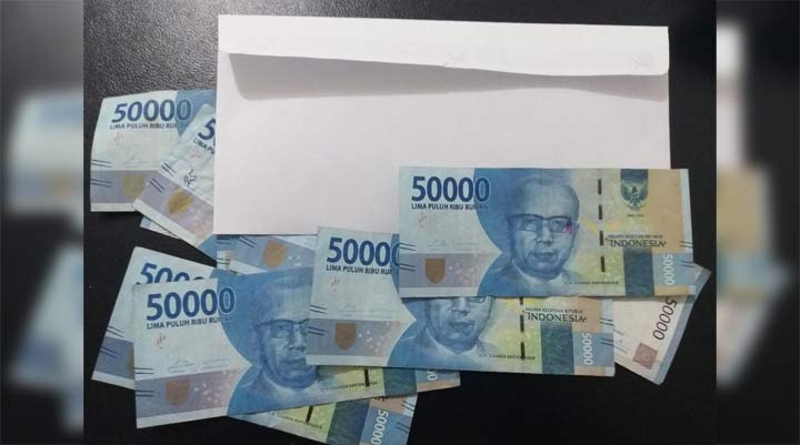 Ilustrasi politik uang beserta amplopnya. foto: bangsaonline.com