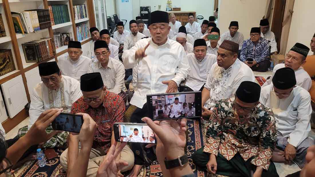 Prof Dr KH Asep Saifuddin Chalim, MA saat konferensi pers soal pembatalan acara istighatsah dan tahlil akbar di Gedung Negara Grahadi di kediaman Ning Imah, putri Kiai Asep, di kawasan Pondok Pesantren Amanatul Ummah Jalan Siwalankerto Utara Surabaya, Selasa (2/9/2025) malam. Foto: bangsaonline.