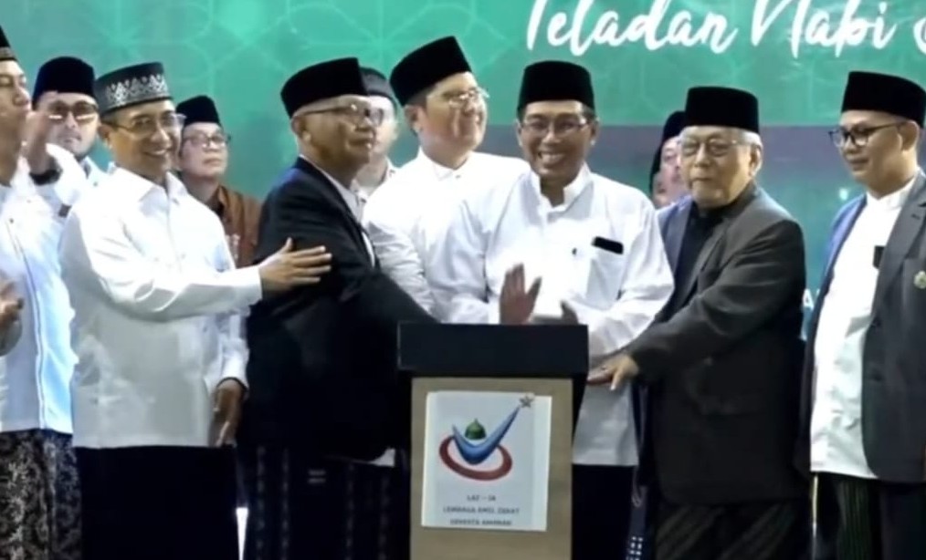 Penyerahan Surat Keputusan LAZIA diberikan oleh Direktur Zakat dan Wakaf Kemenag RI, Prof. Waryono Abdul Ghofur saat acara Maulid Nabi Muhammad saw., di Ponpes Cendekia Amanah, Kota Depok. (Ist)