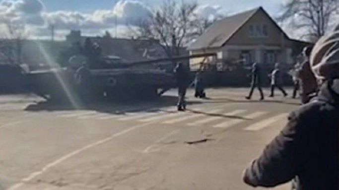 Tampak seorang warga Ukraina nekat menghentikan konvoi tank militer Rusia. Foto: capture videdo/daily mail/Tribunnews.com