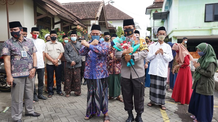 Kapolda Jawa Timur, Irjen Pol Dr. Nico Afinta saat berkunjung ke Pondok Pesantren Sabilurrosyad, Gasek, Kota Malang, Jum
