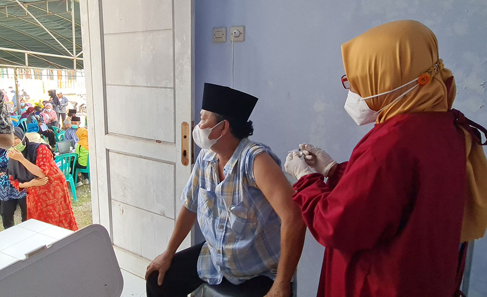 Kepala Desa Keleyan Moh. Tohir saat divaksin.