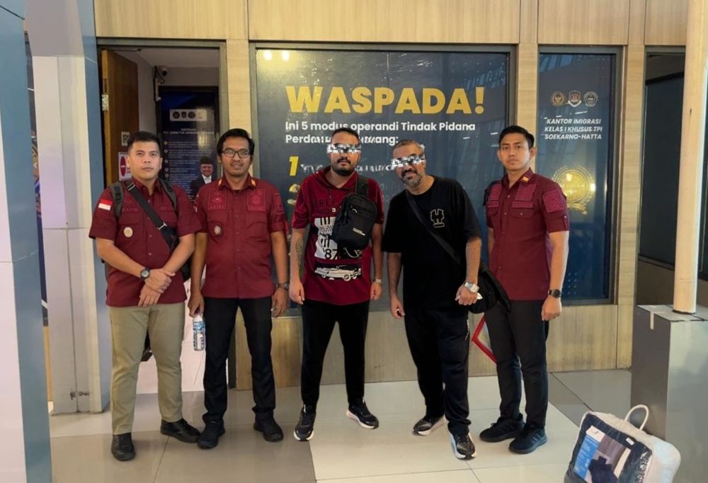  Warga negara Iran inisial ZAR dan ER bersama petugas Kantor Imigrasi Kelas II Non-TPI Kediri sebelum dideportasi