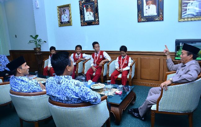 Para pelajar pemenang kontes robotik sedang audiensi dengan Bupati Lamongan, Fadeli. Haris/BangsaOnline