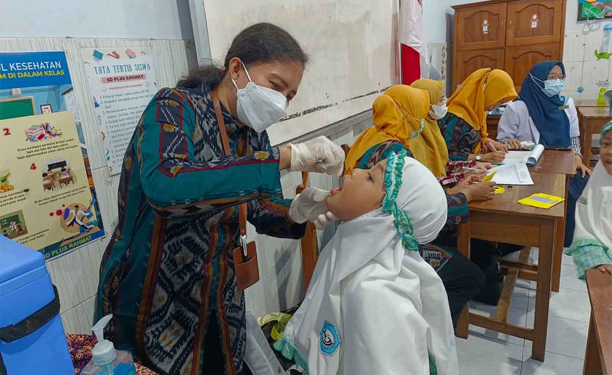 Petugas saat memberikan vaksin polio. Foto: Ist