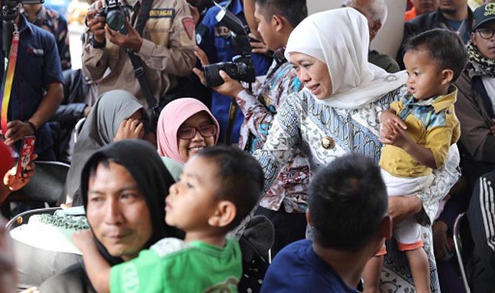 Gubernur Khofifah Sambut Kedatangan 121 Perantau Jatim dari Wamena yang Mendarat di Bandara Abdurrahman Saleh Malang.