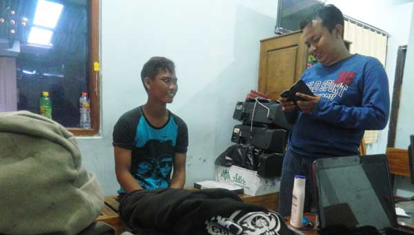 Tersangka Edi Faisal saat diperiksa oleh penyidik Satreskrim Polres Ngawi, kemarin. foto: zainal abidin/ BANGSAONLINE