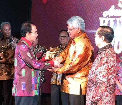 Dirut PT PG, Nugroho Christinato saat menerima penghargaan. foto: SYUHUD/ BANGSAONLINE