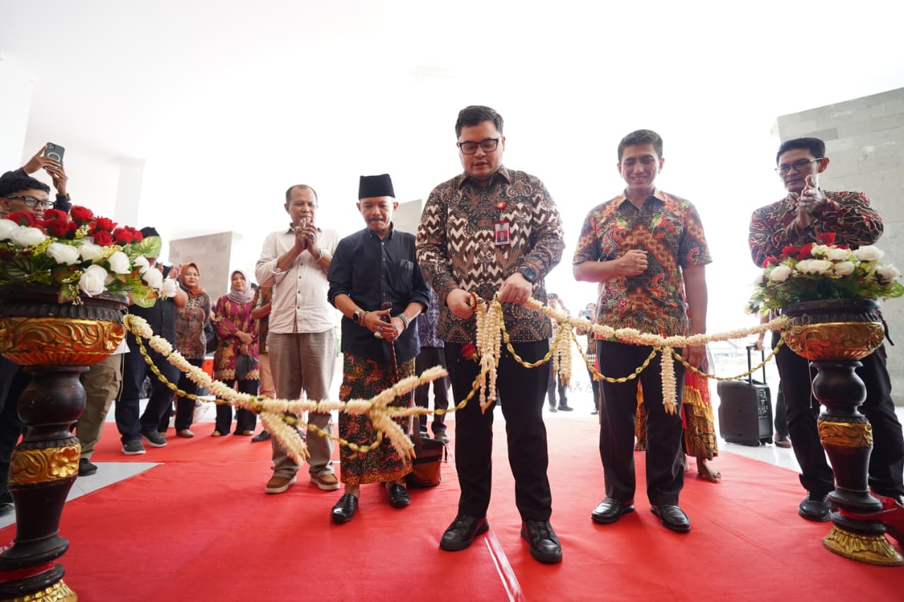 Bupati Kediri Hanindhito Himawan Pramana saat memotong pita sebagai tanda soft opening Museum Daerah Kabupaten Kediri. (Ist). 

