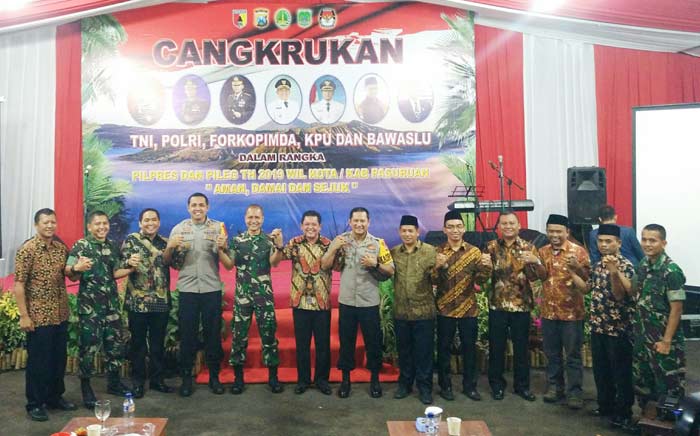 TNI, Polri, Forkopimda, KPU dan Bawaslu Kota/Kabupaten Pasuruan saat foto bersama usai acara Cangkruan di Halaman Kodim 0819. Foto: ANDY F/BANGSAONLINE