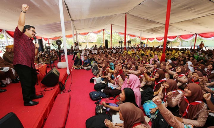 Kepala Dispendik Kota Surabaya Iksan saat memberikan semangat kepada siswa-siswi SD Don Bosco, Jalan Tidar, Kamis (03/10/19).