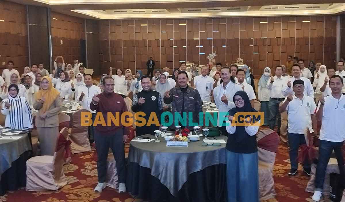 Foto bersama peserta Gathering dengan Wali Kota Madiun dan Brand Ambassador BPJS Kesehatan. Foto: HENDRO SUHARTONO/BANGSAONLINE
