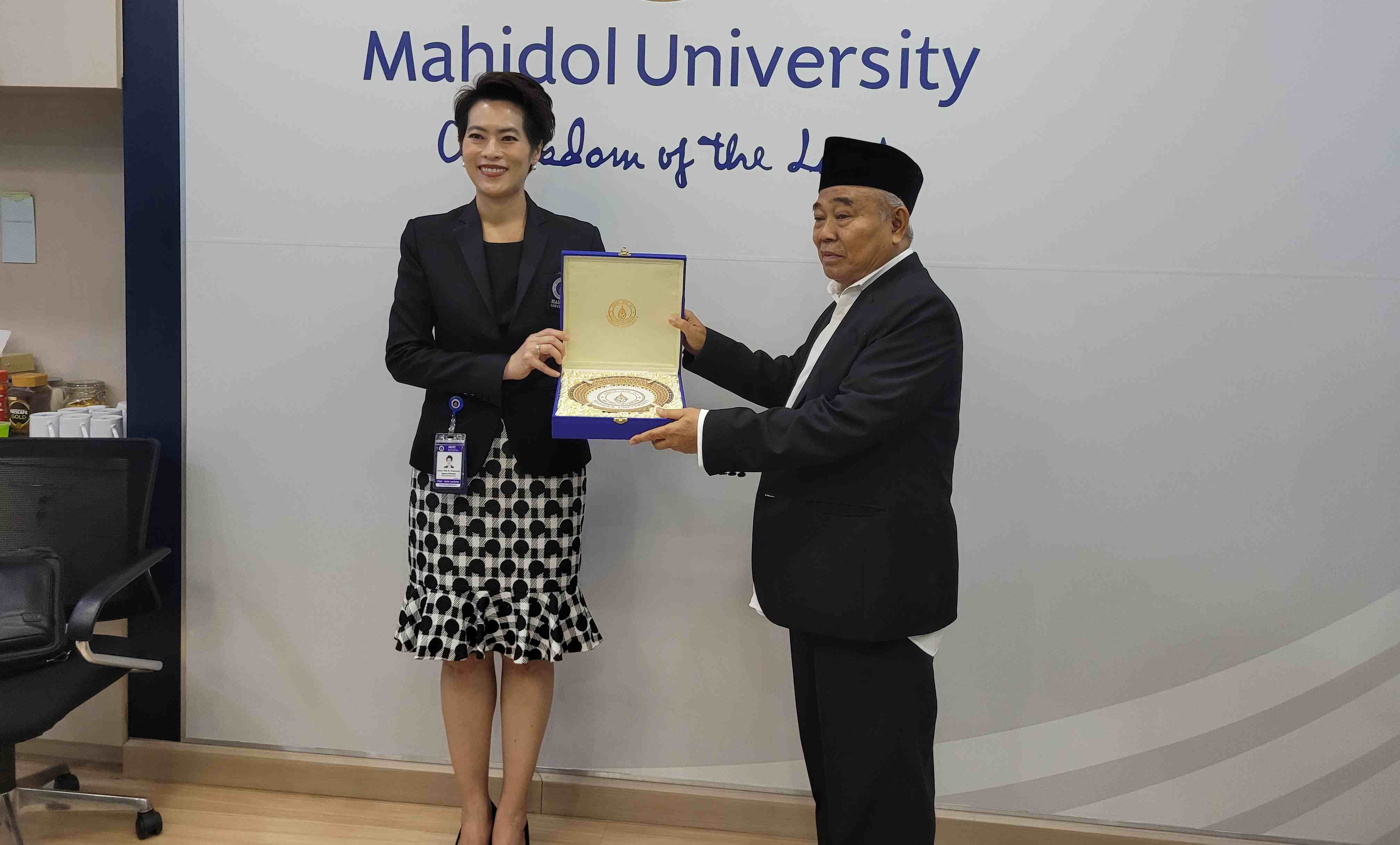 Prof Dr KH Asep Saifuddin Chalim, MA dan Prof Nopraenue Sajjarax Dhirathiti, Vice President Mahidol University saling tukar cindera mata di ruang rektorat Universitas Mahidol di Bangkok Thailand, Senin (21/8/2023). Foto: bangsaonline.