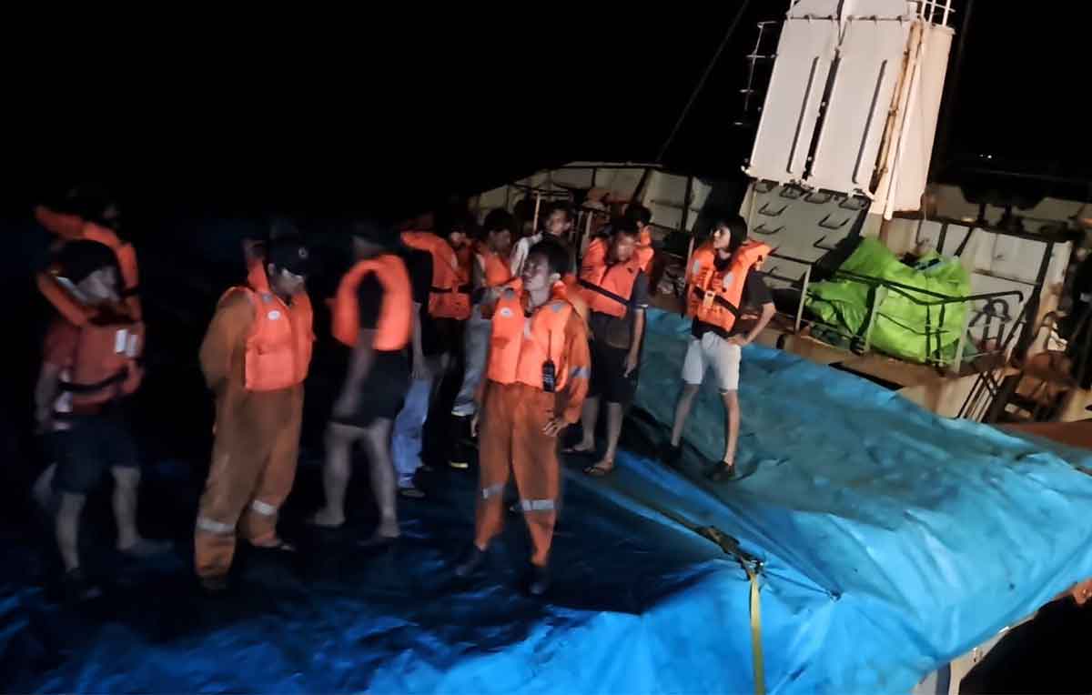 Kapal bermuatan jagung yang terbakar di sekitar Pelabuhan Tersus Tuban.