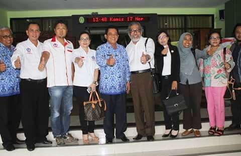 Ketua Komisi Nasional Perlindungan Anak  Aries Merdeka Sirait bersama jajaran guru SMKN Winongan.