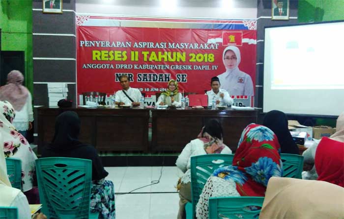 Wakil Ketua DPRD Gresik Nur Saidah saat menggelar reses II. foto: SYUHUD/ BANGSAONLINE